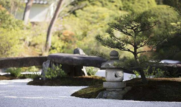 Merkezde yer alan kaya, da�� sembolize ederken da�dan okyanusa akan su beyaz kum ile anlat�l�yor.  