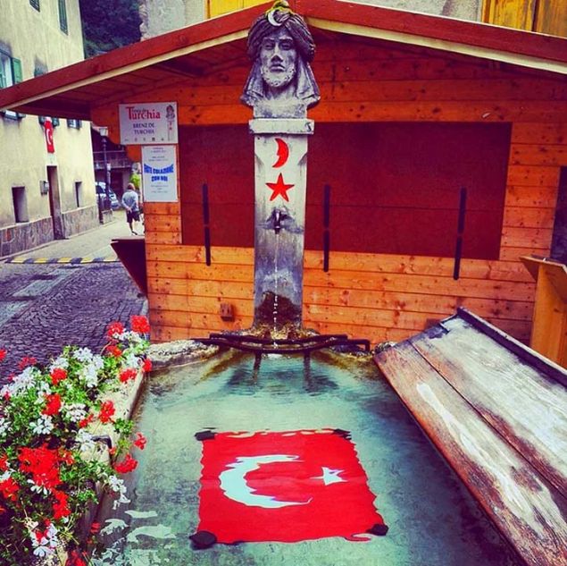 LENE KADAR BURADA YAADI  <br><br>  Moeno Ky'ne bar ve bolluk getiren bu Osmanl askeri, lene kadar bu kyde huzurlu bir ekilde yaar.  