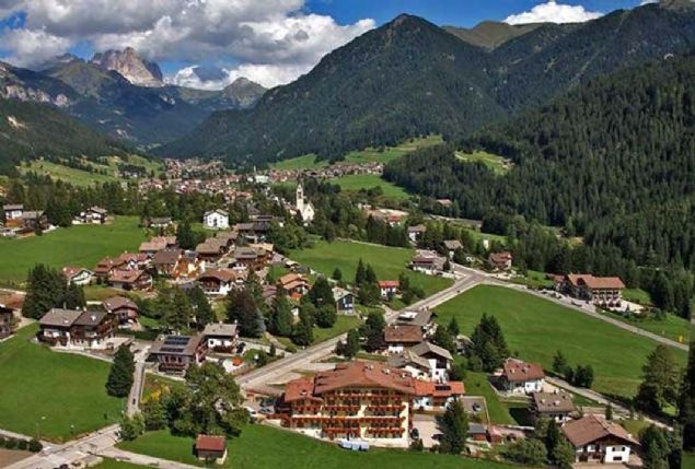 Kyller bulduklar bu yaral genci iyiletirirler. talyanca'da konuabilen Balaban Hasan, ky halk ile ok iyi anlar.      