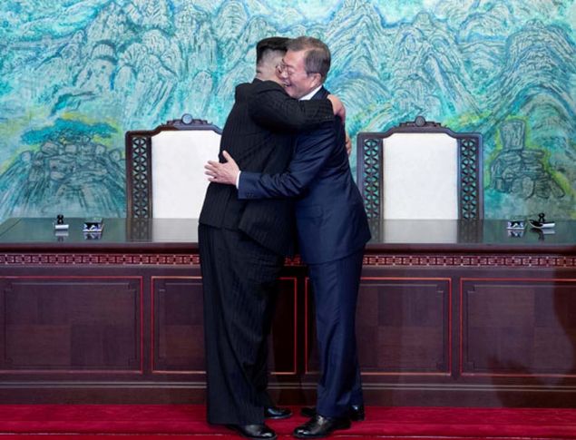 Dman kardelerin liderleri Kim ve Moon Jae-in, kucaklat.     
