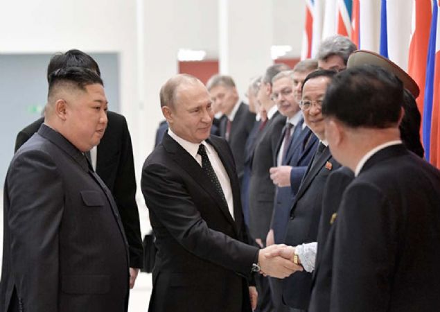 Putin, grmeden nce yapt aklamada 'Elbette, Kuzey Kore ve Gney Kore arasndaki diyalou ve Kuzey Kore-Amerikan ilikilerini normalletirme abalarn memnuniyetle karlyoruz' demiti.    