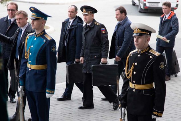 Grme ncesinde Putin'in ekibinin tad evrak antalar dikkat ekti.  