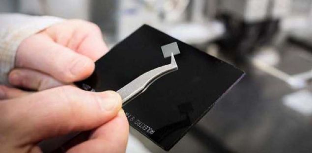 Haberde zetle yle deniliyor: 'Ksa bir sre ncesine kadar grafen en yeni mucizevi malzeme olarak kabul ediliyordu. Sper gl, atom kalnlndaki bu karbon 'kmes teli', borular, toplar ve eitli ilgin ekiller oluturabiliyor.   