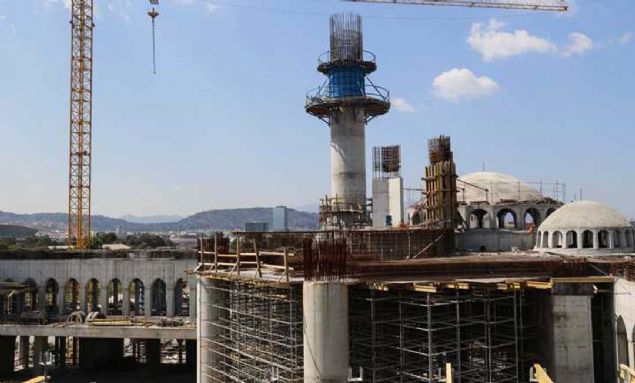 Kubbe ve minarede inaa almalarnn devam ettiini anlatan etin, 'Bugne kadar inaatmzda 60 bin metrekp beton ile 10 bin ton demir kullanld. 