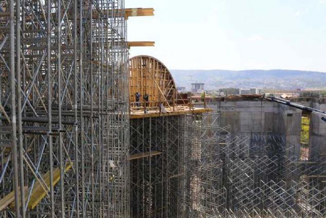 Osmanl ve modern mimari izlerini tayan cami, 43 metre kubbe geniliinin yan sra 92 metre uzunluunda 4 minareye de sahip olacak. Cami, kaba inaatnn tamamlanmasnn ardndan yaplan protokol gerei Diyanet leri Bakanl'na devredilecek. 