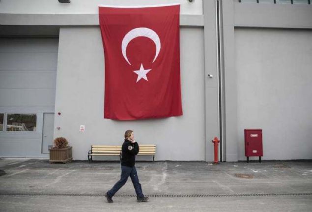 Pilot olmaya karar verdiinde ailesinin tedirgin olduunu anlatan Erol, tedirginlik halinin bir sre sonra yerini gurura braktn ve kendisini desteklemeye baladklarn syledi. 