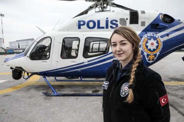 Emniyetin ilk kadn helikopter pilotu 27 yandaki Erol, 2015 ylnda stanbul niversitesi Hukuk Fakltesi ile Polis Akademisinden mezun oldu. 