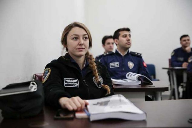 Mesai iin her sabah erkenden Glba'ndaki Havaclk Daire Bakanlna gelen Erol, ilk olarak ilgili bro amiri tarafndan hava durumu ve uu gvenliinin anlatld brifinge katlyor. 