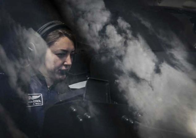 Grevli personelin helikopteri hazrlamasn bekleyen Erol, kendisinin de iinde olduu uu ekibiyle grev ncesi son toplanty yaparak gkyzne havalanyor. 