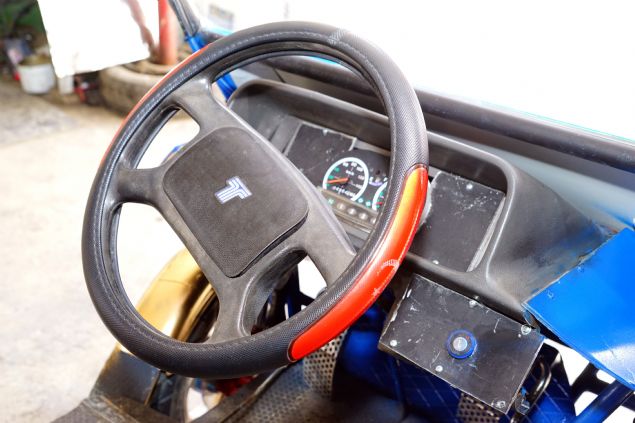   Arac grenlerin sipari talebi var    Krede 9 yldan beri ikamet ettiini anlatan Cihar Sakin, Kklkten beri aklmda bir araba olsun, bir ey olsun diye niyetim vard. Bir his vard iimde. 1,5 yanda bir olum var. leriye dnk benden oluma bir hatra olsun istedim. Yaptm, uratm. Hurdalardan olsun, eski aralardan olsun topladm. Demiri olsun, kayna olsun, boyas olsun, elektrii olsun komple bana ait. Bunlar arayarak, tarayarak buldum ve yaptm. Tabi imknm bu kadar oldu. mknm olsa daha iyisini yapmaya alrdm ama imknm olmad iin bu kadarn anca yapabildim. Ben de isterdim elektriklisini yapmay, daha iyisini yapmay ben de isterdim. Elimizdeki malzemelerden bunu yapabildim. ok da memnunum. arda pazarda grenler durdurup soruyor. ok istek var. Bana da yapar msn diyenler var. ok bir maliyeti yok. 2-3 bin lira arasnda oldu bana. ilii bana ait olduu iin farkl oldu. ilii baka yerde yaptrsam daha fazlaya gelirdi. Kendi mesleim olduu iin fazla bir cret kmad dedi. 