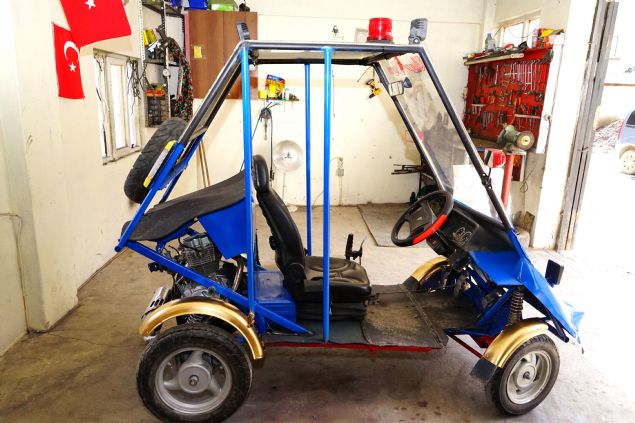  Tamamen atk malzemelerden yaptm    Tamamen atk malzemelerden yaptn ifade eden Cihan Sakin, Maliyeti o yzden fazla tutmad. Malzemelerini sadan soldan buldum. Tabi piyasada bu ekilde aralar var. Satlyor. Fiyatlar 25-30 TL arasnda deiiyor. Bunu kendi imknlarm ile yaptm iin fazla bir maliyeti olmad bana diye konutu.    Yapamayaca hibir eyin olmadn aktaran Cihan Sakin, Okuyup okumamakla bir eyler olacak diye bir ey yok. nsan yetenek olsun, iindeki zgven olsun, bunlar ok nemli. Tutup ben okudum, ben her eyi yaparm diye bir ey yok. nsann iinde varsa yetenek her eyi yapabilir. Bana imkn verilse ben her eyi yaparm. Benim yapamayacam hibir ey yok. Benim gzmde yle eklinde konutu.   