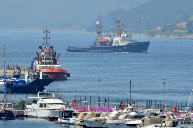 Ege Denizi'nden ��le saatlerinde bo�aza giren ve 'MB-31' askeri r�mork�r� taraf�ndan �ekilen '911' borda numaral� ar�zal� gemi Ivan Golubets, Marmara y�n�ne do�ru g�t�r�ld�. 