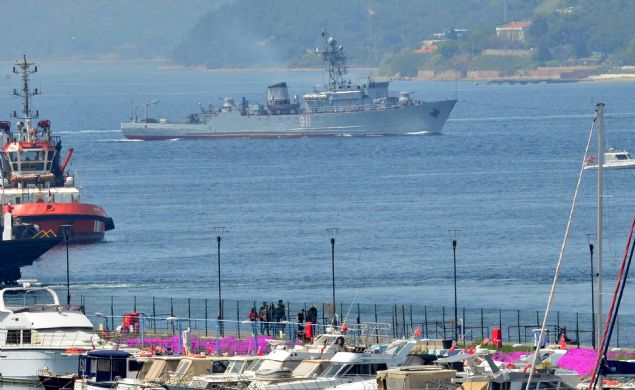 Sahil G�venlik Komutanl��� ekiplerinin botlarla e�lik etti�i geminin gidece�i liman hakk�nda bilgi verilmedi. 