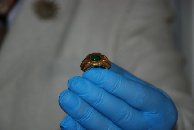   �Bunlardan bir tanesi B�y�k �skender'in portresinin negatif olarak z�mr�t ta�a i�lendi�i Helenistik d�nem alt�n y�z�k ile d�nyan�n en eski k�l�c� olarak kabul g�ren bilimsel dergide yay�nlanm�� olan ilk tun� �a�� arsenli bak�r k�l��...  