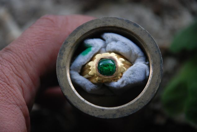   Y�z���n kay�tl� bir eser oldu�u i�in koleksiyonerler aras�nda devirin s�z konusu oldu�unu dile getiren Dilek, �Ayr�ca K�lt�r Bakanl���n�n �n al�m hakk� var. Bu y�z�k �nik eser �uana kadar benzeri bulunmamakta. Bu de�erli eserleri m�zemizin bilgisi dahilinde banka kasas�nda sakl�yorum� diye konu�tu.  