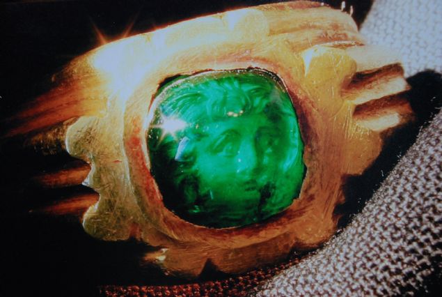  �te yandan, yabanc� bir dergide d�nyan�n en eski k�l�c� olarak yay�nlanan Malatya Arslan Tepe tipi arsenli 44,2 santimetre uzunlu�undaki k�l�� da dikkat �ekiyor.        