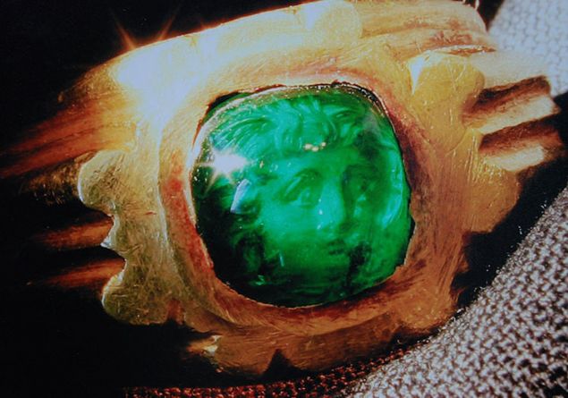 ...Y�z��� sat�n alma yoluyla elime ge�ti. Erbaa'da ��km�� bir eser. �stanbul Kuyumcular Odas�n�n ekspertiz raporu ile metalinin 21.5 ayar alt�n ve ta��n�n do�al z�mr�t oldu�u ve yine i�lenmi� ta� olarak eserin negatif i�lendi�i sabit. Bug�nk� teknoloji ile bile bu g�zellikle bir eser yap�lam�yorken iki bin y�ldan daha �nceki bir d�nemde b�yle bir eserin yap�lm�� olmas� a��klamaya muhta�, uzman bir akademisyen bekliyoruz� dedi.      