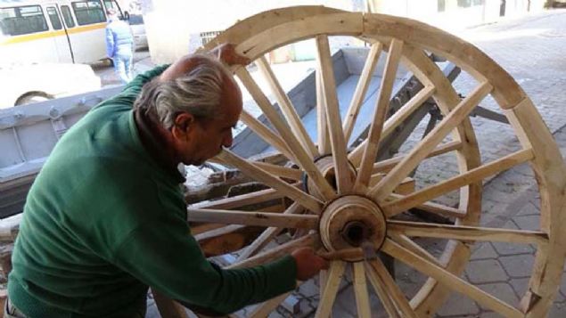 Geen bir diziden ardlar, at arabalarn yenilemem iin gidemedim. Zaten kendi ilerime yetiemiyorum. Ben yllarca minyatr arabalar yaptm. u an eski at arabas olanlar yenilemeye gnderiyor. 