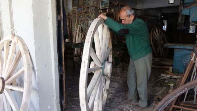 'HBR ZAMAN BIRAKMAYI DNMEDM'  <br><br>  ocukluk arkadalarnn farkl alanlara yneldiini ifade eden Ahmet Bken, el sanatlar ile uramaktan hibir zaman pimanlk duymadn ve brakmay da hi dnmediini ifade ederek, unlar syledi:        