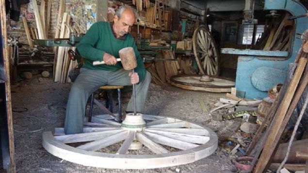 'SPARLERE ZOR YETYORUM'  <br><br>  aa ayak uydurmak gerektiini de ifade eden Bken, 'Fabrikasyon rnlerle, el iilii, el emei yaplan rnler arasnda her zaman bir fark oluyor. El emei olan sektrler kesinlikle bitmeyecek. 