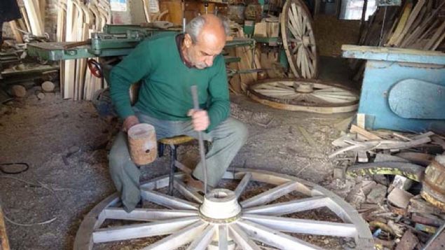 Buna ramen tek bama yetiemiyorum. Ama rak da yetimiyor. Yanma gelip, yaptm ii renmek isteyenler emekli, hobi olarak bu ii yapmak isteyenler. 