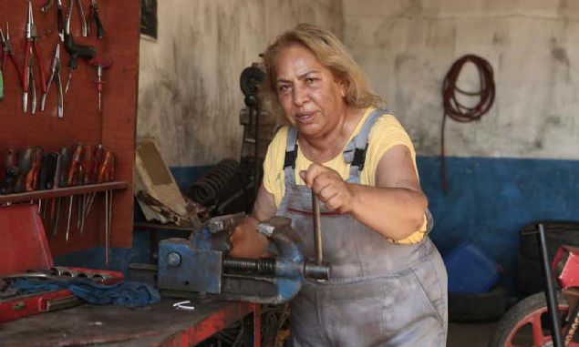 ALTIN KOZA FLM FESTVAL'NDE DL ALDI  <br><br>  Dilber Ay, 1956'da Kahramanmara'n Pazarck ilesinde dnyaya geldi. Katld ses yarmasyla sahne dnyasna adm atan Ay, ok sayda albm kartt.     