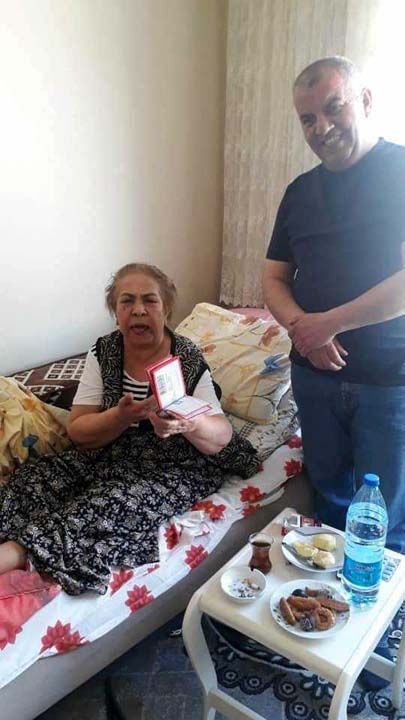 DLBER AY'IN SON FOTORAFLARI  <br><br>  YARDIMLAMA PLATFORMUNUN BLGE SORUMLULUUNU YAPIYORDU  <br><br>  Dilber Ay'n, bir sredir 'Dnyay yilik Kurtaracak' isimli platformun Yenidoan sorumluluunu yapt renildi.  