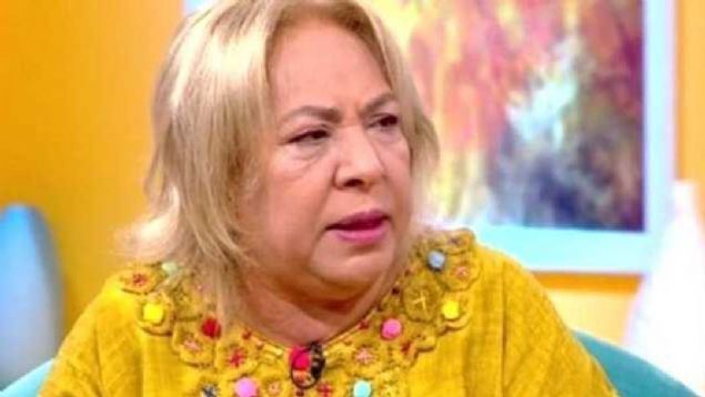 Oyunculuk yeteneine de sahip olan Ay, rol ald 'Beynelmilel' sinema filmiyle 14. Altn Koza Film Festivali'nde 'En iyi yardmc kadn oyuncu' dlne deer grld. 