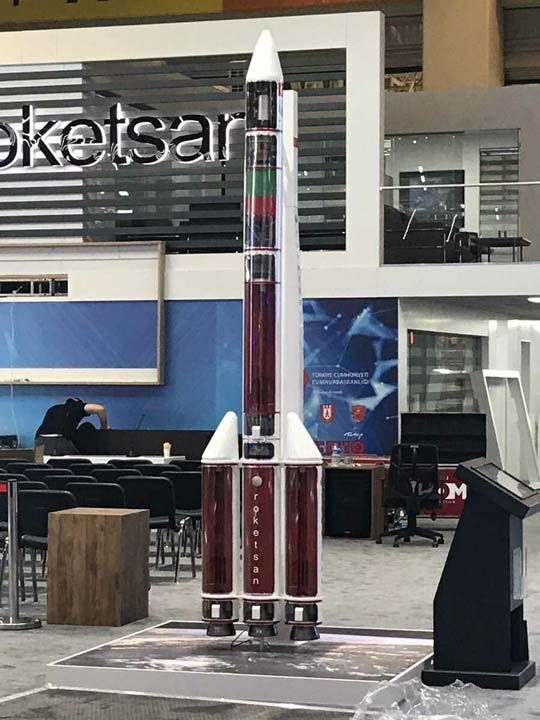 ROKETSAN Uydu Frlatma Sistemi   <br><br>  Uydu Frlatma Sistemi, Trkiye'nin uydu balatma kabiliyetini gelitirme projesidir. Projenin amac ulusal uydu programlarnn srdrlebilirliini desteklemek ve bamsz olarak uzaya ulamaktr.     