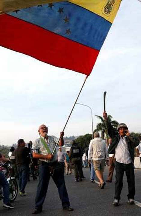 'Hain darbe giriimi karsnda teyakkuzdayz'   <br><br>  Venezuela Savunma Bakan Vladimir Lopez de 'Hain darbe giriimi karsnda teyakkuzdayz. Askeri birliklerde olaan d bir durum yok.' aklamasnda bulundu.         