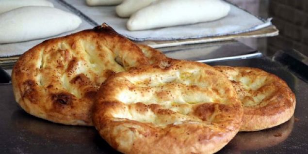 GEEN YIL 350 GRAMI 2,5 LRADAN SATILMITI  <br><br>  STESOB'dan yaplan aklamaya gre, STESOB Tarife Komisyonunun belirledii tarife dorultusunda, 2019 yl ramazan aynda stanbul'daki frnlarda satlacak 300 gram sade (kombine ve tnel) pide 2,5 lira oldu. 