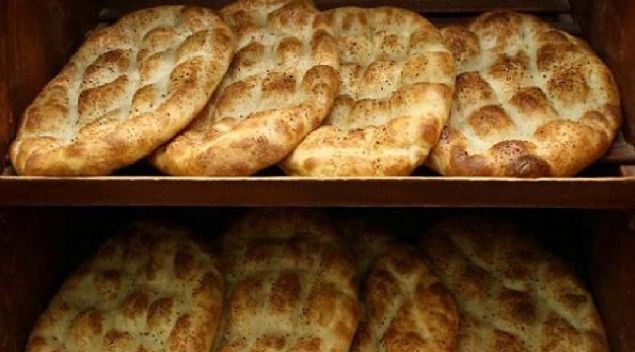 etin, u bilgileri verdi:  <br><br>  'stanbul'da da zmir ve Ankara'daki gibi 300 gram pide 2,5 lira olacak. 350 gram pide 3,0 lira, yumurtal ve susaml pide de 3,5 lira olacak. Maliyetlerimizin, girdilerimizin artmas, en dk seviyede zam yapmamz gerektirmitir... 