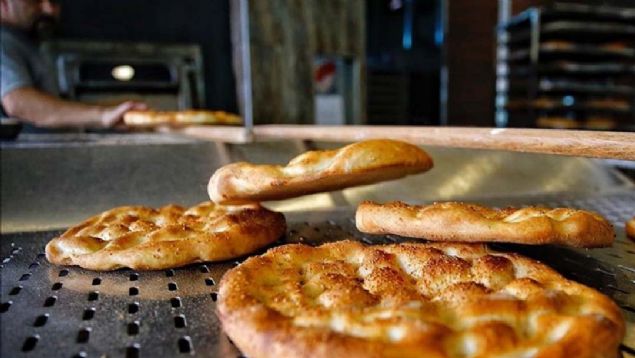 stanbul Ekmek Frnclar Sanatkarlar ve Ekmek Satclar Esnaf Odas Bakan etin, 'stanbul'da 300 gram pide 2,5 lira olacak. 350 gram pide 3,0 lira, yumurtal ve susaml pide de 3,5 lira olacak.' dedi. 