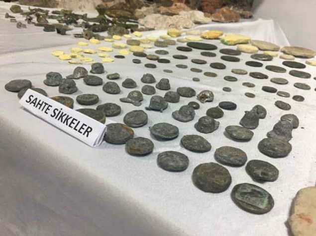 Al�nan bilgiye g�re, �l Jandarma Komutanl��� ekipleri, �umra ve G�neys�n�r il�elerinde te�ekk�l halinde izinsiz kaz� yapt���, k�lt�r ve tabiat varl��� ka�ak��l��� olay�na kar��t��� iddias�yla Mahmut M, Ahmet F, Rahman A, Mehmet C. ve Kenan D'yi g�zalt�na ald�.   