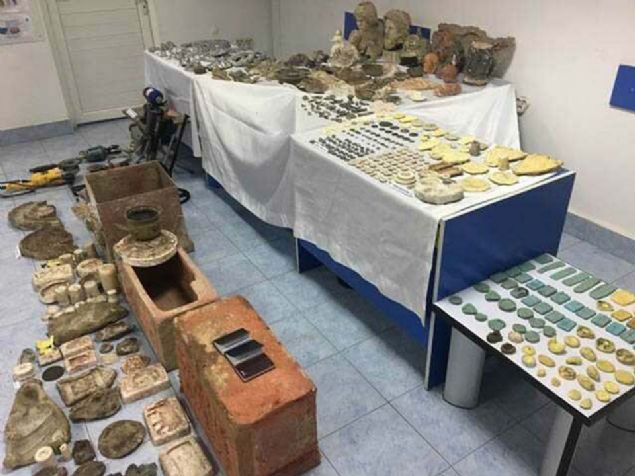 ��phelilerin, kurduklar� imalathanede, sikke ve heykel gibi tarihi eserlerin kal�b�n� kullanarak sahtesini yap�p satt�klar� tespit edildi.   