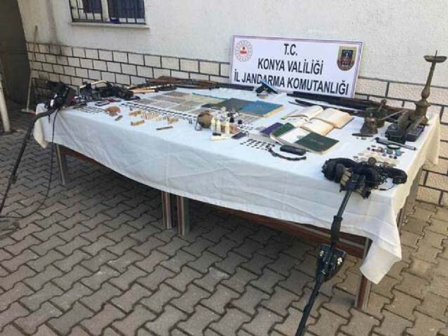 Zanl�lar�n yakaland�klar� yerlerde yap�lan aramalarda, 422'sinin tarihi de�eri olabilece�i d���n�len bin 279 obje, 4 dedekt�r, kaz�larda kullan�lan �ok say�da malzeme, tarihi eser incelenmesinde kullan�lan test kiti, bir tabanca, 4 av t�fe�i ve 125 mermi ele ge�irildi.   