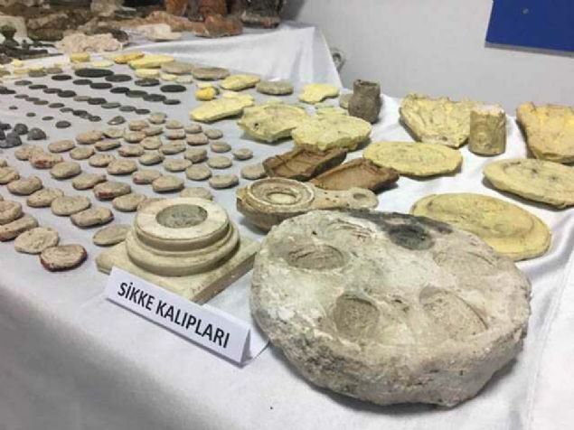 Bask�nlarda 18 ki�i daha g�zalt�na al�n�rken, adreslerinde bulunamayan 2 ��phelinin yakalanmas� i�in ba�lat�lan �al��malar s�rd�r�l�yor.   