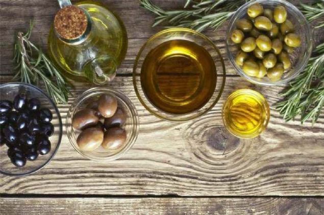 Zeytinya   <br><br>  Yapsndaki tekli doymam yalarla, vcutta yalanmayla mcadele etmenize destek olan bir yiyecek daha. Ancak zeytinyann kalorisinin de olduka yksek olduunu ve bu nedenle abartmadan tketmeniz gerektiini unutmayn. 