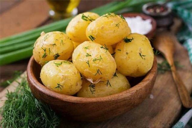 Patates   <br><br>  Patates, ya yakan yiyecekler arasnda en mkemmellerinden biri olabilir. Bir aratrmaya gre halanm patates her gn tkettiimiz yiyecekler arasnda en doyurucusu. stelik sadece bo kalori de deil, patates yediinizde bol miktarda potasyum alyorsunuz. Bu da vcudunuzda sodyum miktarn dzenleyip demi ve ikinlii nlyor. stelik halanm patatesi yemeden nce soutursanz iinde sindirilmesi uzun sren ve kilo vermenizi salayan direnli niasta oluuyor. 