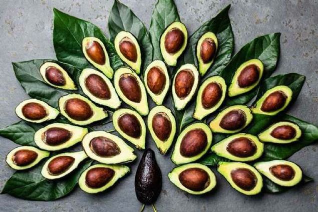 Avokado   <br><br>  Birok bitki gibi avokadodaki yalarn da yzde 75'i iyi yalar. indeki tekli doymam ya asitleri ile avokado kalbe faydal ve doyurucu. n bana yarm avokado hem daha hzl doymanz hem de daha ge ackmanz salayacak. 