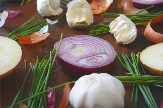 Sarmsak ve soan   <br><br>  Bu ikilinin ac ve kokulu olmasn salayan allisin maddesi ayn zamanda yala savata byk rol oynuyor. stelik her sarmsak ve soanda bulunan yalar da vcutta ya birikimini ve kilo artn nlyor. 