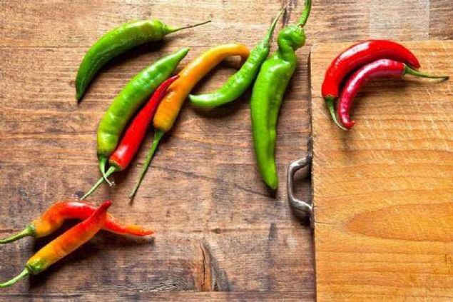 Ac biber   <br><br>  Tr ne olursa olsun ac biberlerde bulunan kapsaisin maddesi metabolizma hzn artrarak enerji tketimini hzlandryor. Bunun yan sra ac daha ksa srede doymanz ve uzun sre tok kalmanz salyor. 