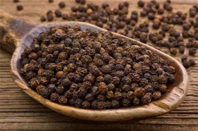 Karabiber   <br><br>  Ac biber yemekten holanmyorsanz bir de karabiber deneyin. inde bulunan piperin maddesi yiyeceklerin sindirim kanalndaki hareketini hzlandryor ve bylece gdalardan aldnz kalori miktarn azaltmaya yardmc oluyor. 