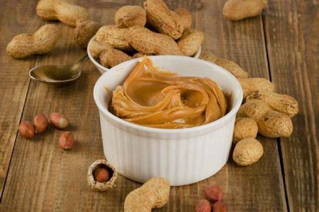 Fstk ezmesi   <br><br>  Kzarm ekmein ya da elma dilimlerinin zerine sreceiniz bir-iki kak fstk ezmesi, salkl yalar, proteinler ve lifler tketmenizi ve ksa srede doymanz salayacak. stelik yapsndaki tekli doymam yalar da kilo vermenizi kolaylatracak. Ancak abartmayn nk fstk ezmesi ok kalorili. Bir de mmknse ekersiz olanlarn tercih etmeye aln. 