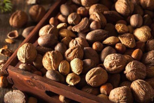 Ceviz ve badem   <br><br>  Ceviz ve badem ilerindeki salkl yalar sayesinde ya yakmn hzlandryorlar. Kulaa biraz tuhaf gelebilir ama salkl yalar aslnda vcudunuzdaki ya birikimini azaltmakta ok etkili. Ceviz ve bademin yaplarndaki lif ve proteinin yan sra iyi yalar, vcudun insline hassasiyetini artrarak kilo vermeye destek oluyor. 