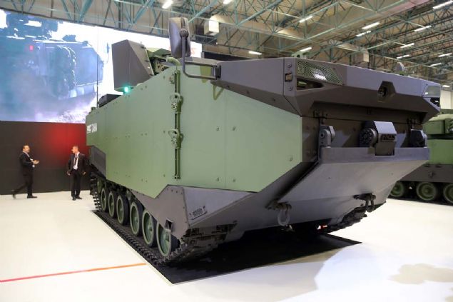 Kurt, ilerinde 21 personelle, yine tanmlanan hzlarda personel koruma altnda sahile kacana iaret ederek, sahilde ve karada bir zrhl personel taycyla kara harekatna devam edeceini anlatt. 