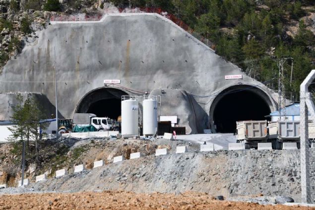 Trabzon-G�m��hane kara yolunda yap�m� s�ren, tamamland���nda �ift t�p 29 kilometre uzunlu�uyla d�nyan�n ikinci,    