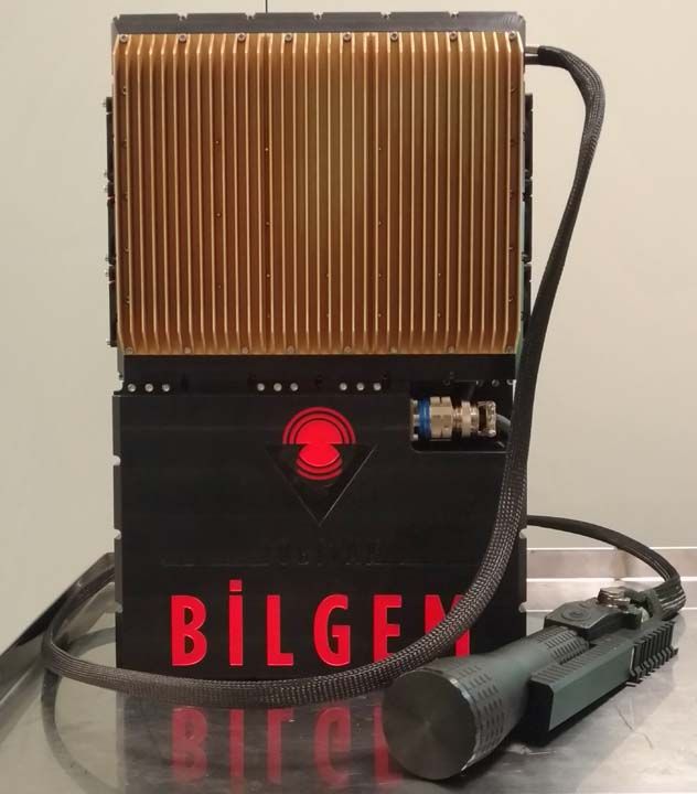 'Mehmetie her anlamda stnlk salayacak'  <br><br>  Bakan Varank, Tfee Monte Lazer'in tamamen milli olarak tasarlandn ve retildiini belirterek, 'Bu, patlayan veya ateli bir silah deil. Elektrii lazer na eviriyor. <br><br>  Ksa mesafede etkisi ok yksek. Ses karmyor yok. Sadece kzltesi kamera ile grlebiliyor. 20 kilowat g seviyesinde bir geminin gvertesindeki elii delebiliyor.' ifadelerini kulland.      