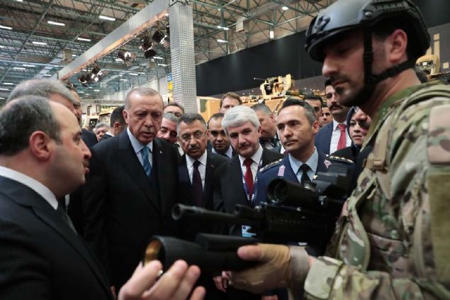 Varank, TMOL'un BLGEM'deki 5 yllk bir almann rn olduunu kaydederek, 'Optik, elektronik ve fizik mhendisleri bu almada yer ald. Silah, 500 watt'a kadar bir g seviyesi var.   <br><br>  20 kilowat g seviyesinde ise bir geminin gvertesindeki elii delebiliyor. Bu tahrip edici bir lazer . TMOL, el yapm patlayclardan dronlara kadar pek ok farkl hedef trne kar etkin bir ekilde kullanlabilecek. Mehmetie her anlamda stnlk salayacak.' deerlendirmesinde bulundu.      