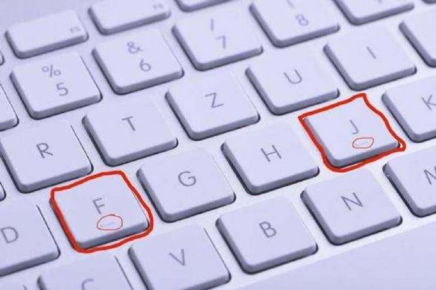 Klavyedeki F ve J harflerinin altndaki kntlar   <br><br>  10 parmak yaz yazarken F ve J harfleri iaret parmaklarn durduu yerlerdir. kntlar sayesinde klavyeye bakmadan hangi harflerde durduunuzu otomatik olarak bulabilirsiniz.  